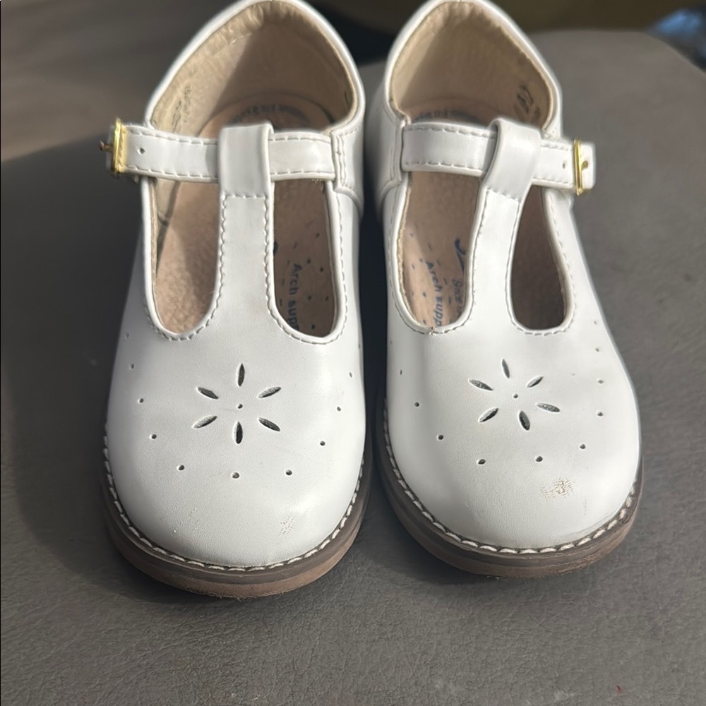 Classic White Footmates T-Bar Shoes size10.5 wide